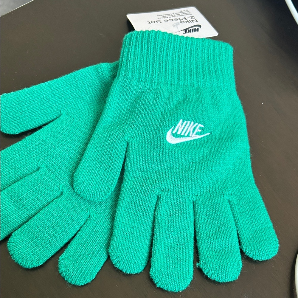 Nike Green Knit KidsGloves - Picture 2 of 3